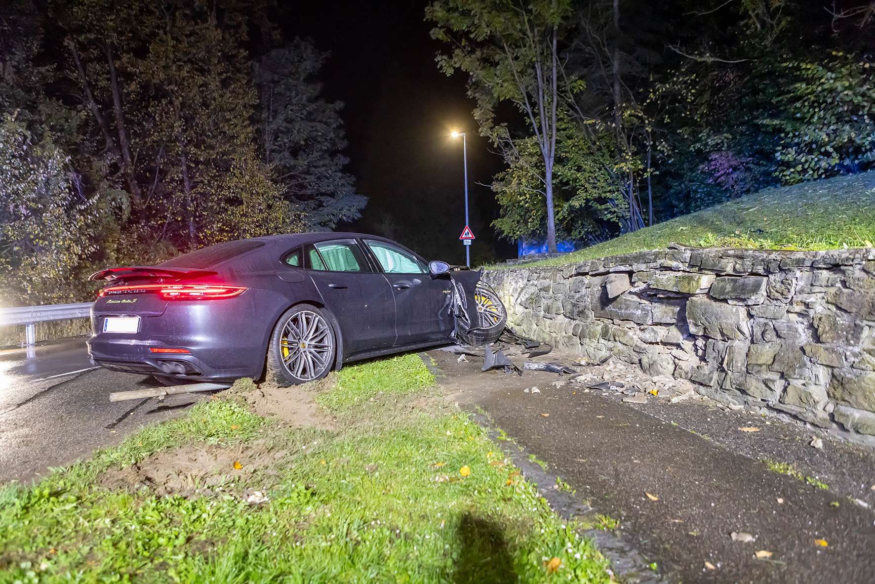 Der Wagen krachte gegen eine Steinmauer, kam quer über den Gehsteig zum Stehen.