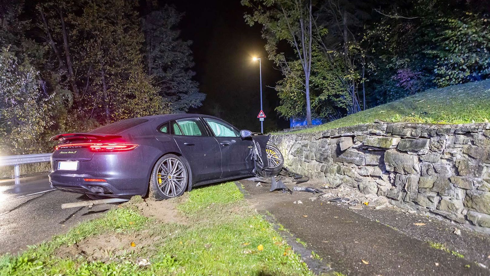 Autsch! Lenker schrottet Porsche bei Crash mit Mauer