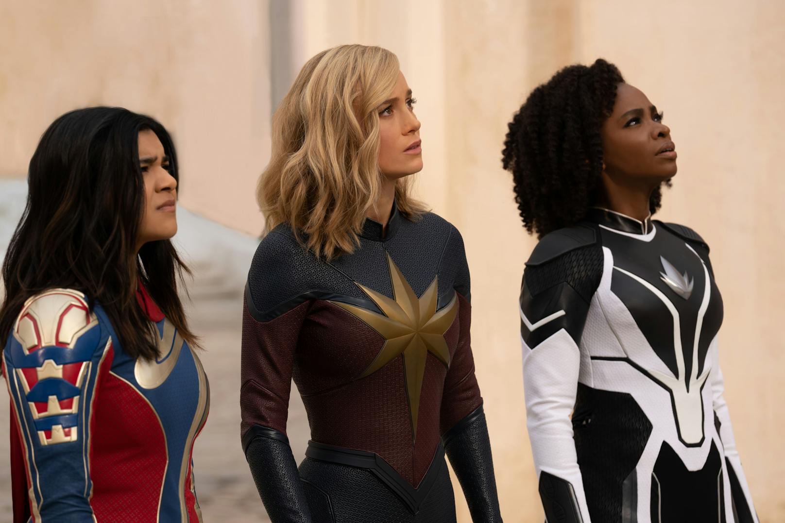 Iman Vellani als Ms. Marvel/Kamala Khan, Brie Larson als Captain Marvel/Carol Danvers, und Teyonah Parris als Captain Monica Rambeau in Marvel Studios THE MARVELS. 