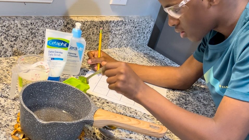 Heman Bekele (Bild) experimentierte mit verschiedenen Produktkombinationen, um seine Seife zur Behandlung von Hautkrebs zu entwickeln.