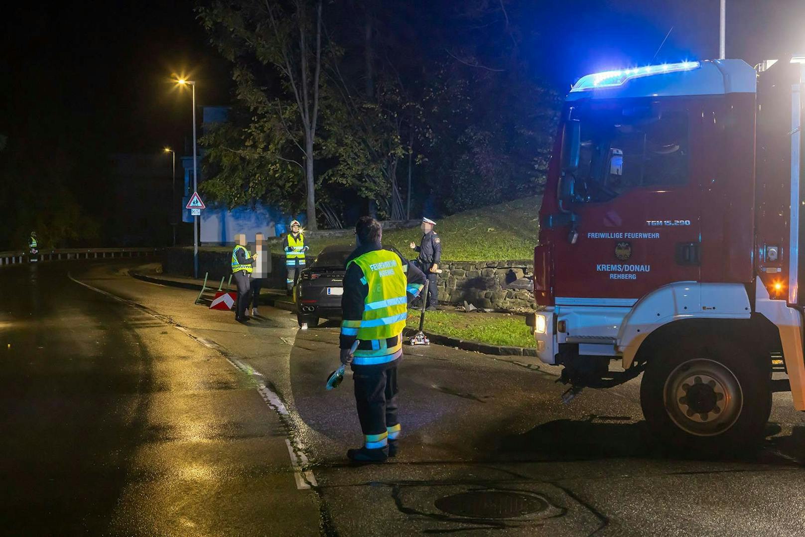 Weiters krachte der Wagen gegen ein am Straßenrand platziertes Sitzbankerl.