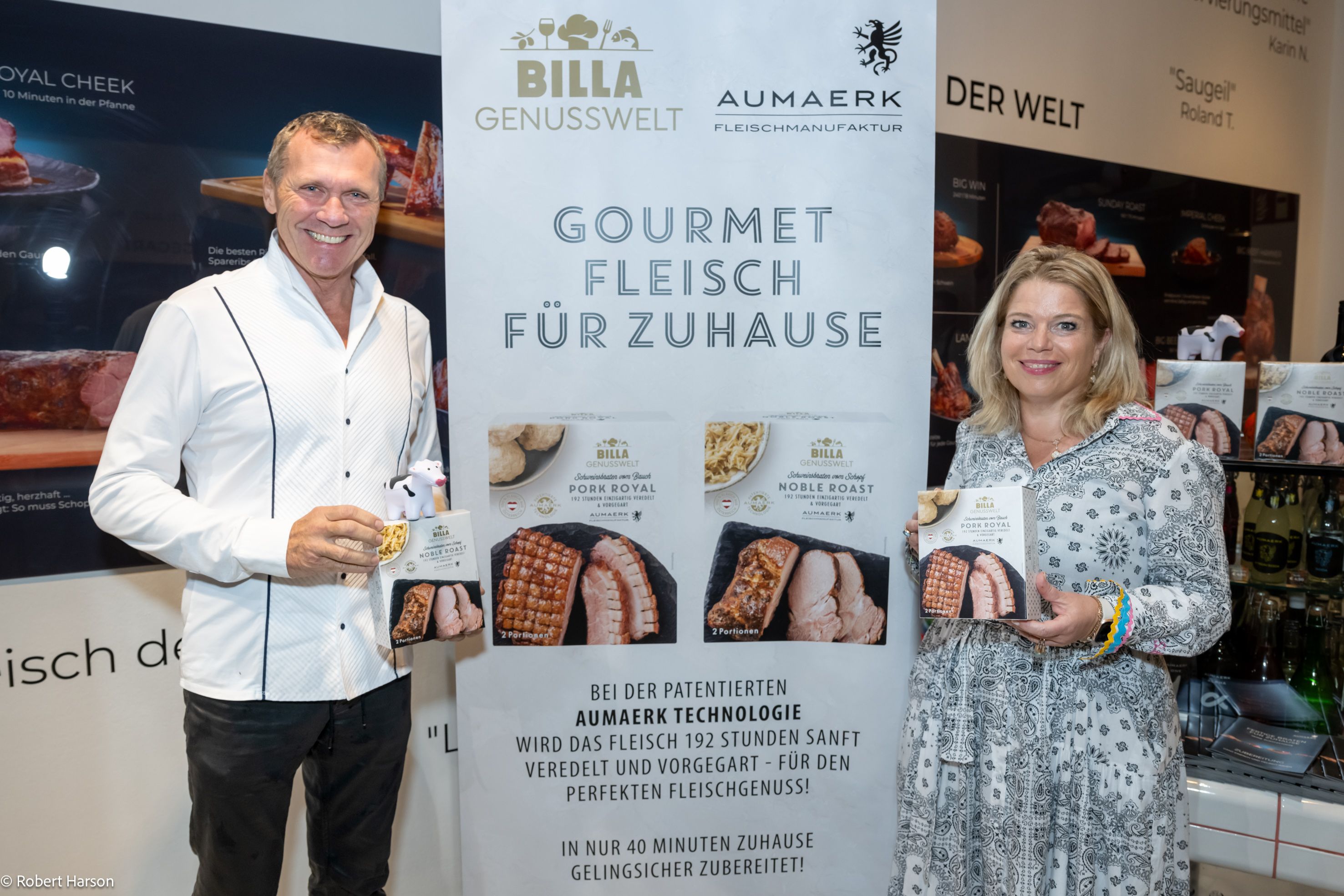 Harald Neumaerker (Geschäftsführer Aumaerk) und Simone Grossauer (Billa) mit den neuen 