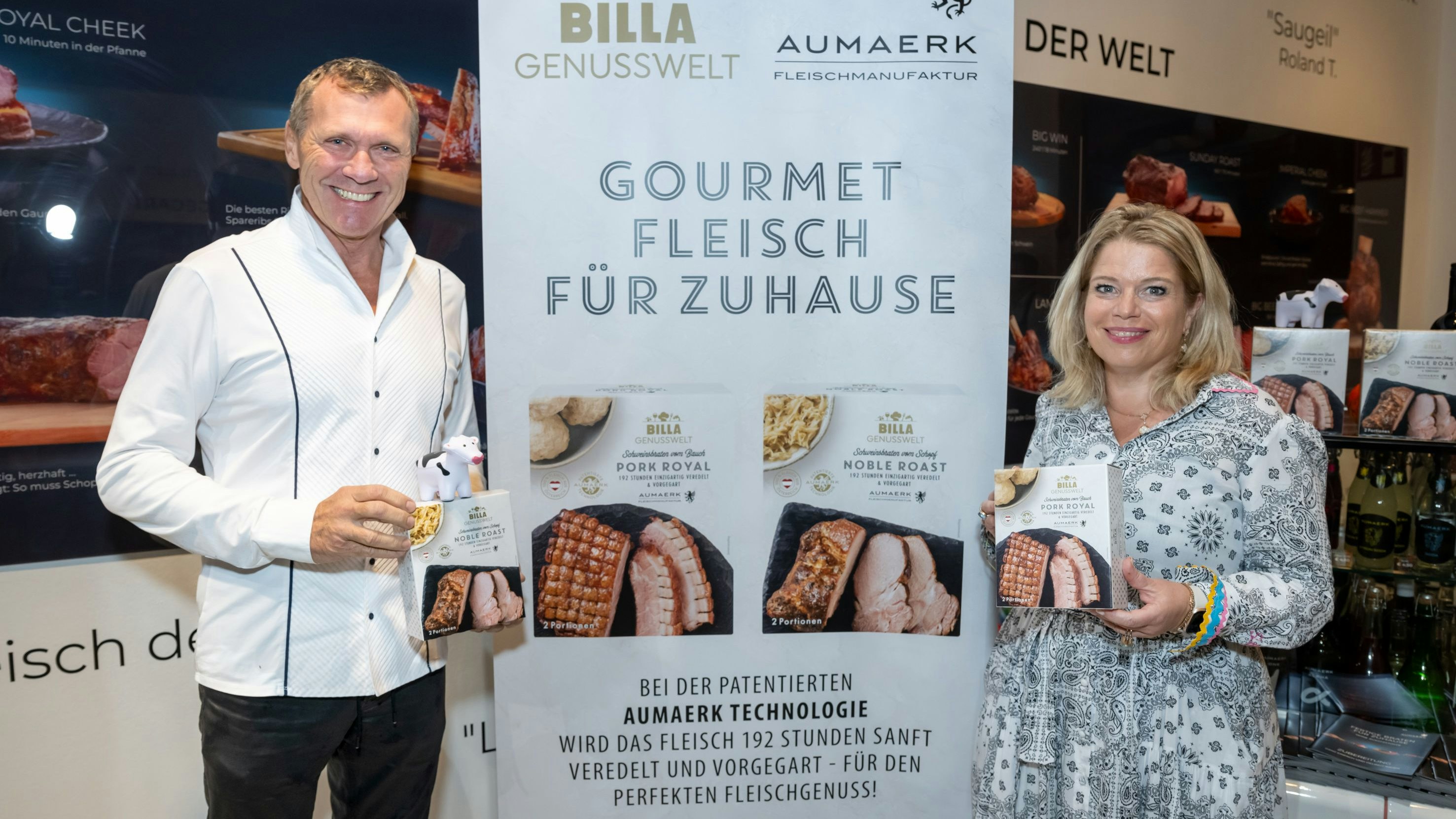 Harald Neumaerker (Geschäftsführer AUMAERK) und Simone Grossauer (Leitung Einkauf Frischfleisch bei BILLA) mit den neuen BILLA Genusswelt Produkten „Noble Roast“ und „Pork Royal“.