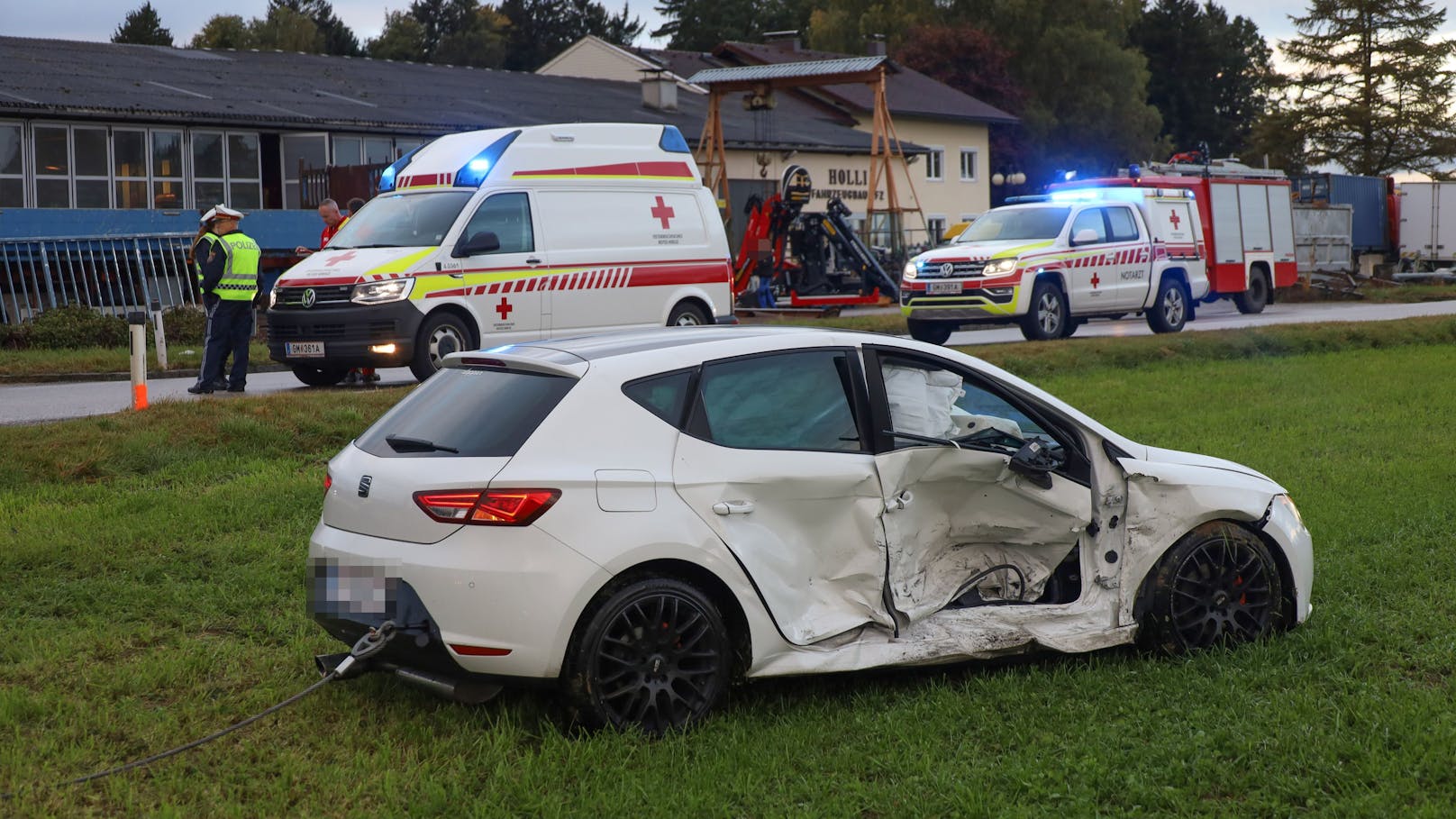 Ein schwerer Kreuzungsunfall im Frühverkehr in Pettenbach (Bezirk Kirchdorf an der Krems) hat am Mittwoch zwei Verletzte gefordert.