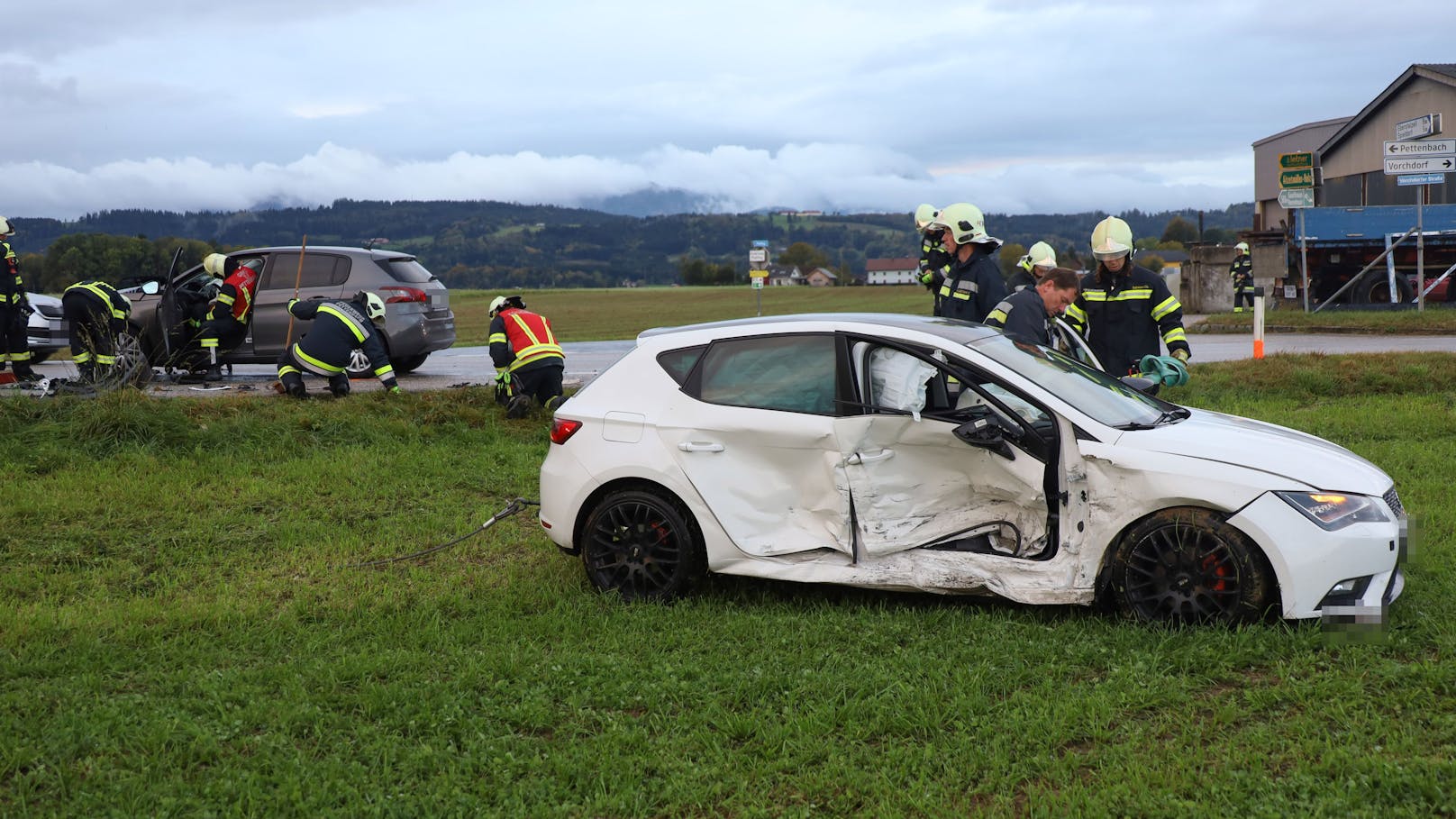 Ein schwerer Kreuzungsunfall im Frühverkehr in Pettenbach (Bezirk Kirchdorf an der Krems) hat am Mittwoch zwei Verletzte gefordert.