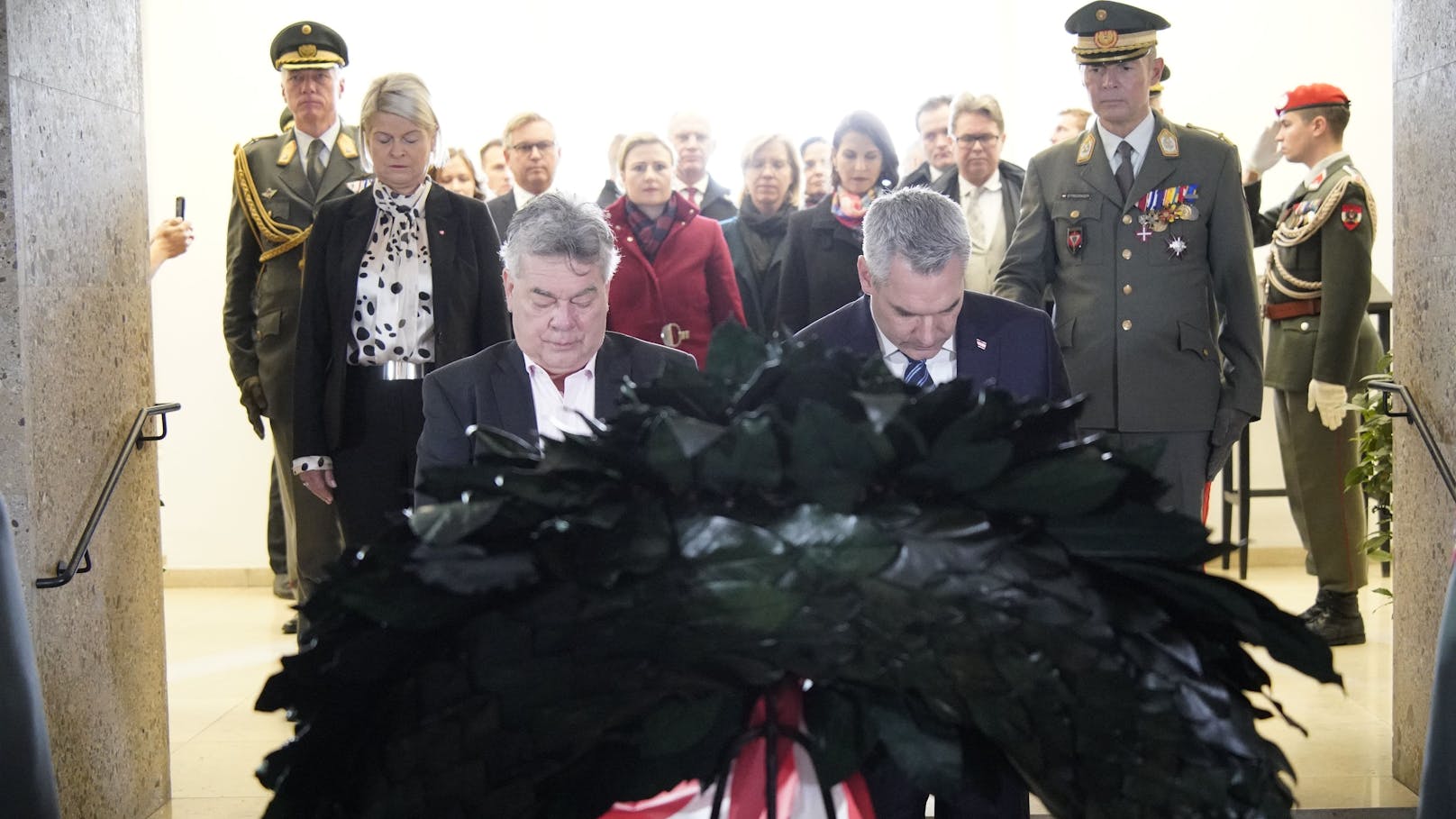 Vize-Kanzler Werner Kogler (l.) und Kanzler Karl Nehammer gedachten der Kriegsgefallenen.