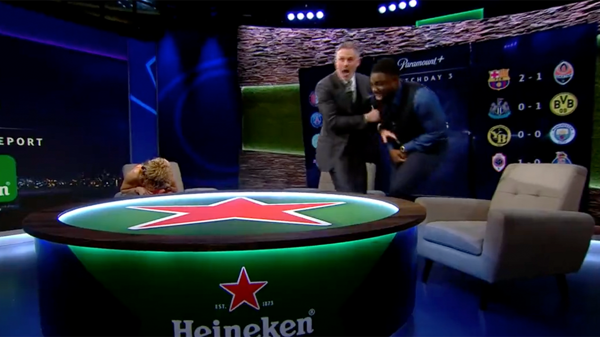 Micah Richards riss live auf Sendung die Hose.