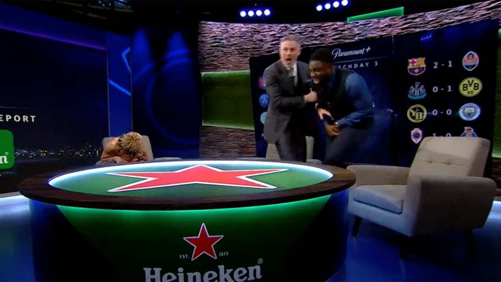 Micah Richards riss live auf Sendung die Hose.