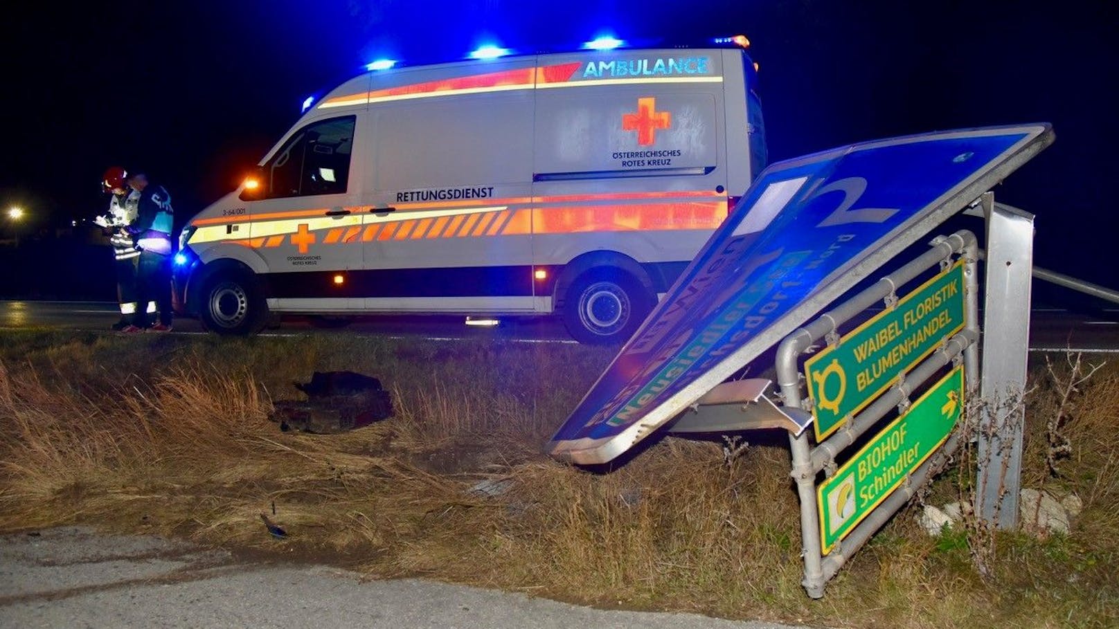 Frau verletzt! Pkw landete nach Überschlag auf Dach