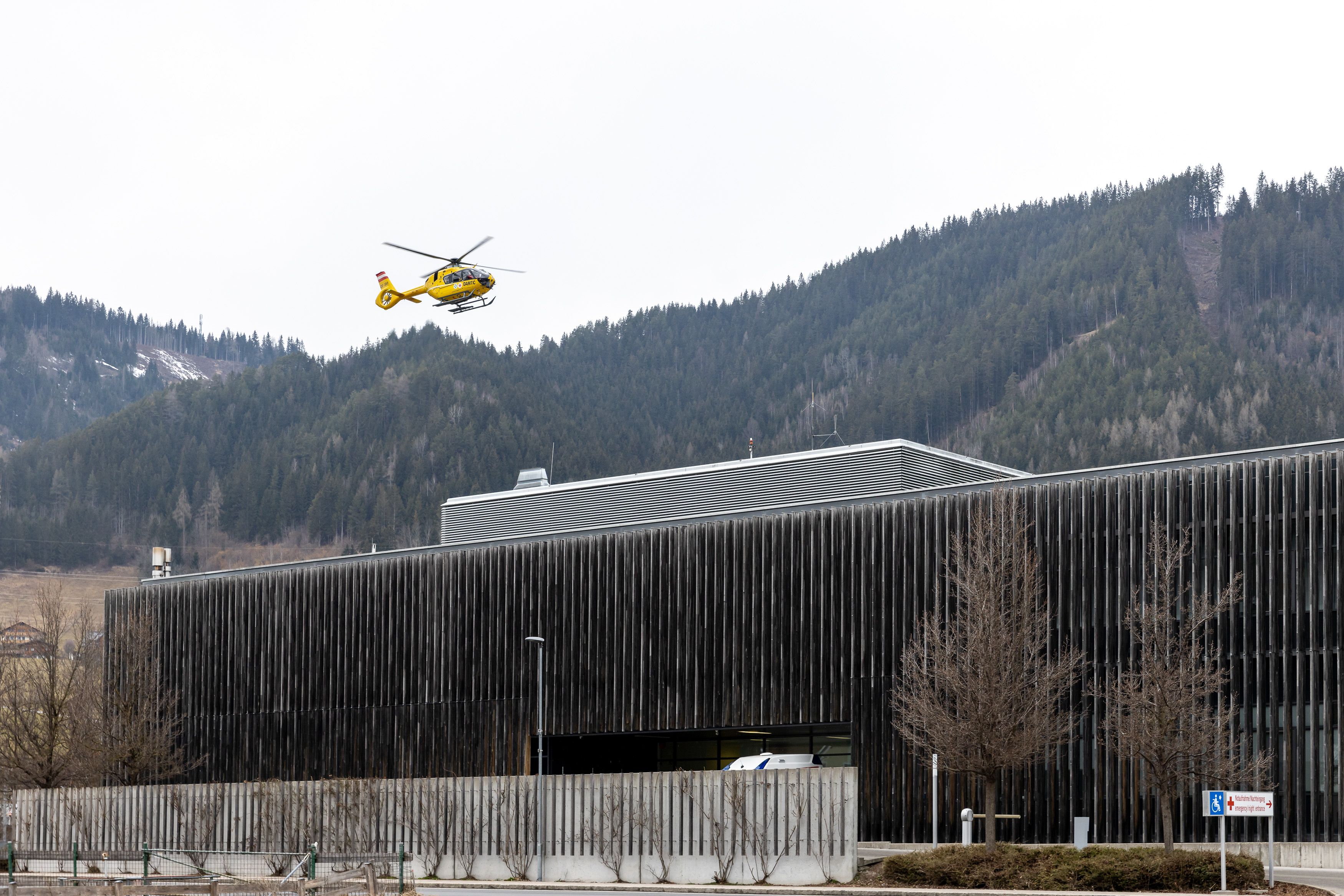 Der schwer Verletzte wurde mit dem Hubschrauber ins Spital eingeliefert. (Archivbild)