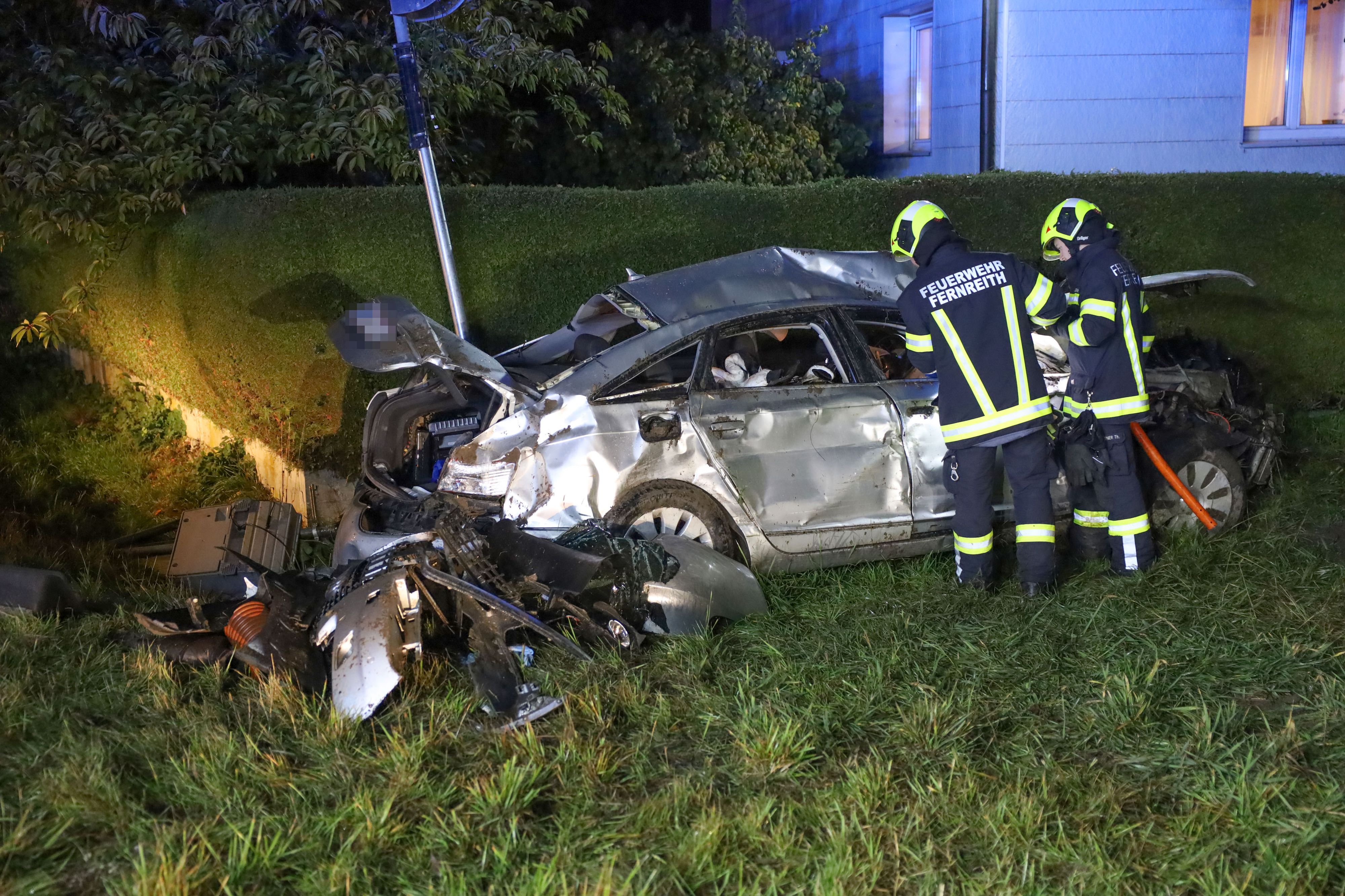 Das Auto wurde bei dem Unfall in Gunskirchen (Bez. Wels-Land) völlig zerstört.