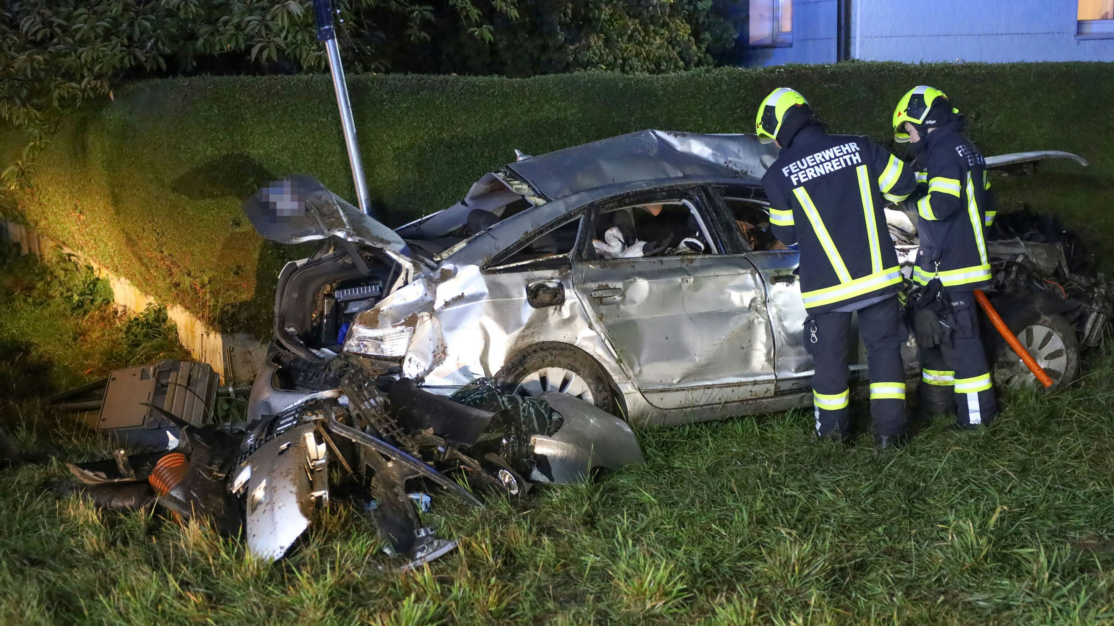 Das Auto wurde bei dem Unfall völlig zerstört.