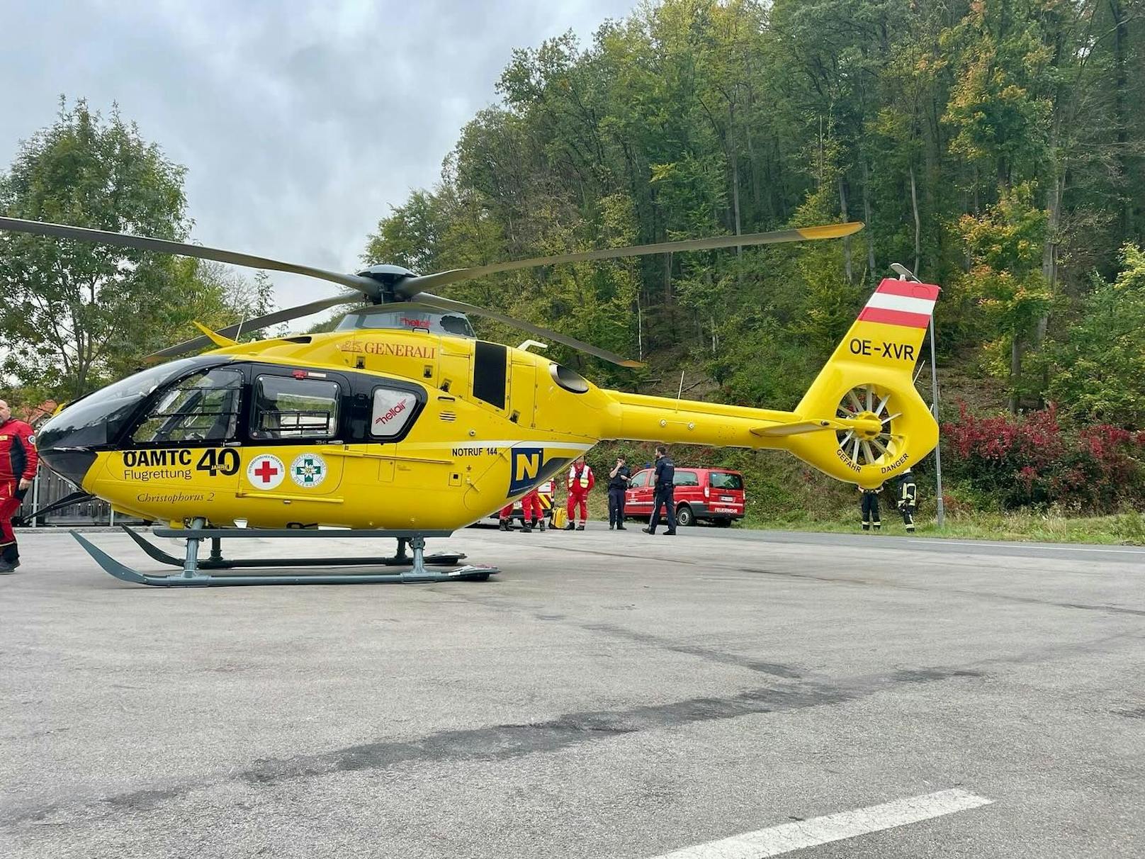 Die Feuerwehr trug ihn zum alarmierten Christophorus 2, der den Schwerverletzten ins Spital flog.