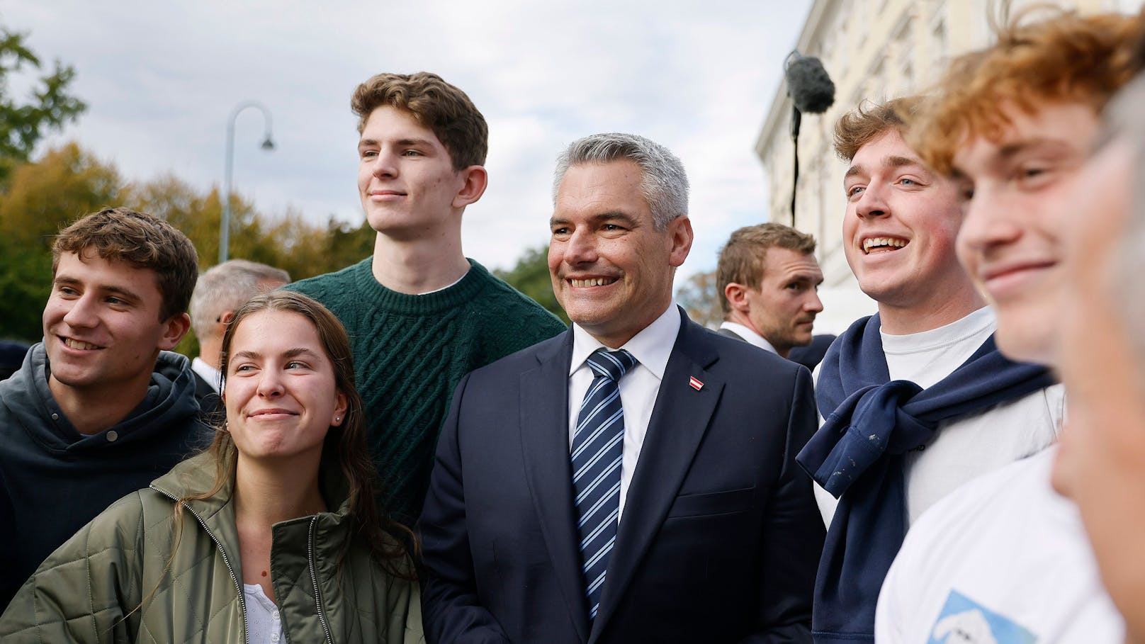 Nehammer posiert für Selfies am Heldenplatz.