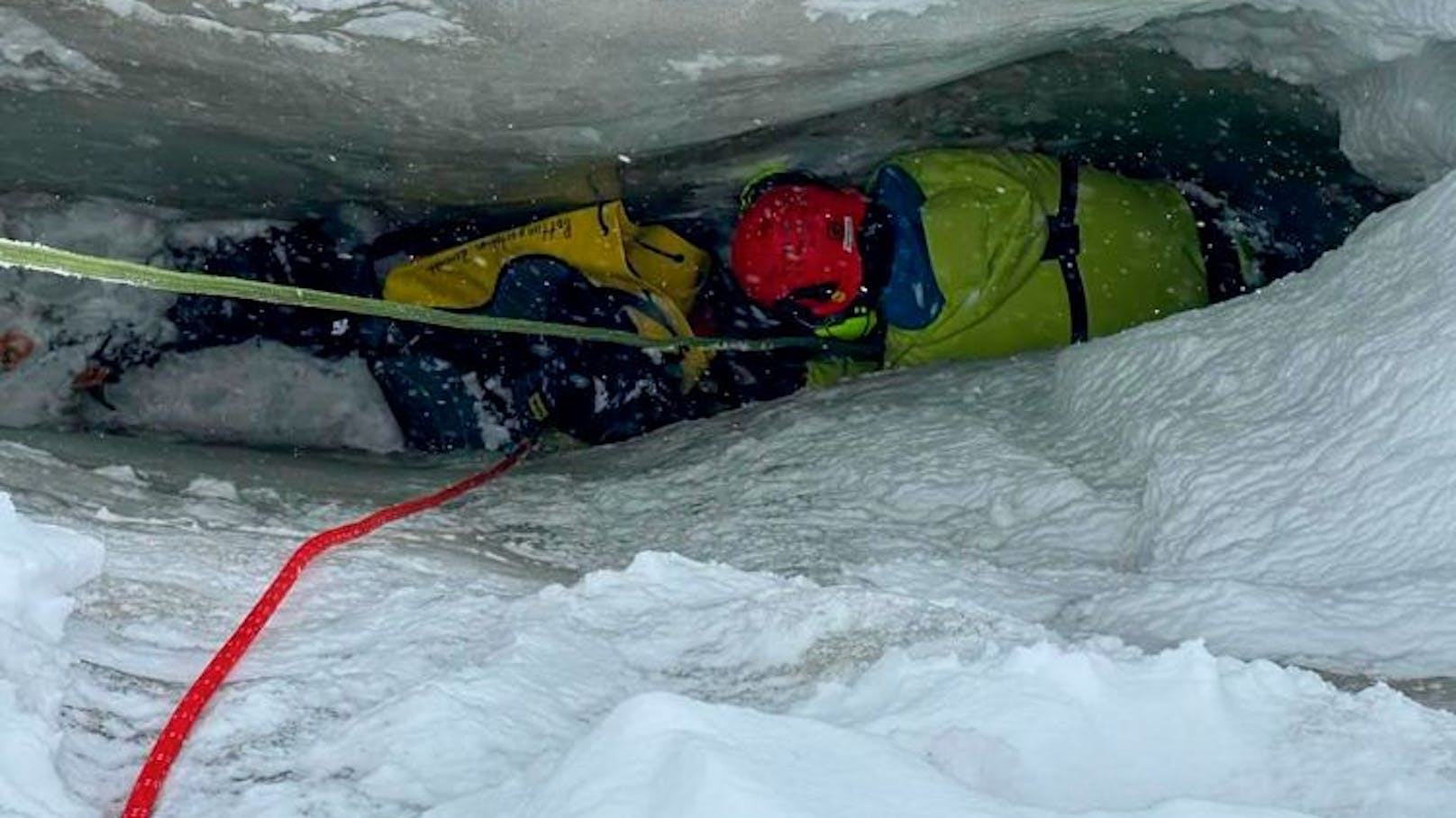 Skifahrer friert nach Sturz in Gletscherspalte fest