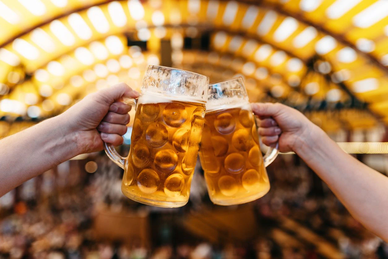 Das "harmlose Gespräch" artete in einen heftigen Streit aus, bei dem die Frauen den Mann mit Bierkrügen attackierten.