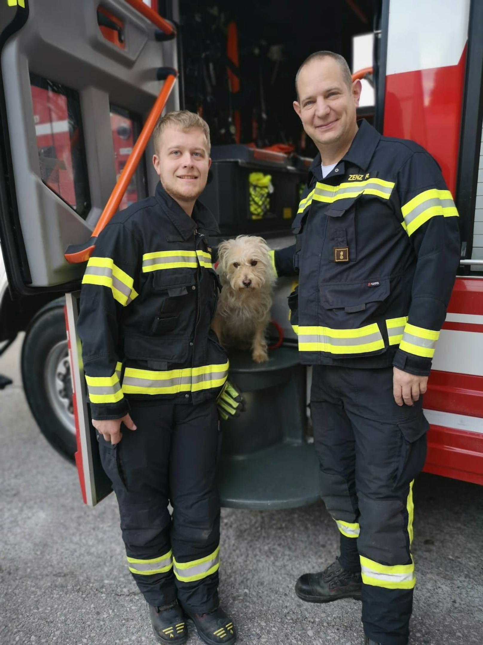 Die Feuerwehrmitglieder Stefan Mitsch und Roland Zenz befreiten Hündin Marie aus dem Auto.