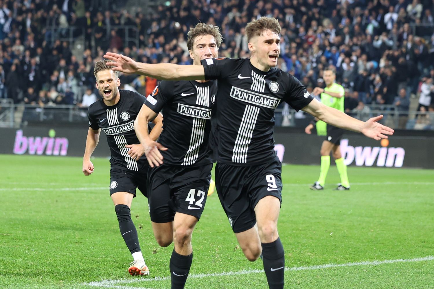 Sturm feiert den späten Ausgleich.