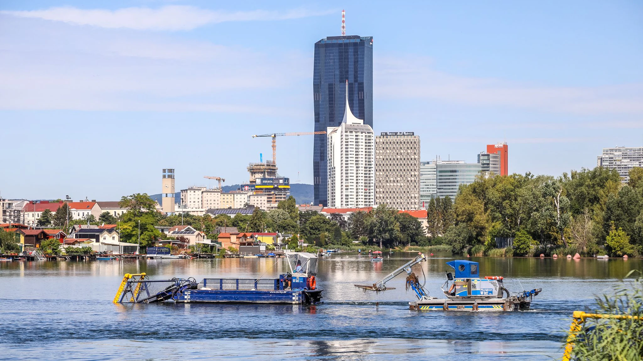Mähboote an der Alten Donau im Einsatz.