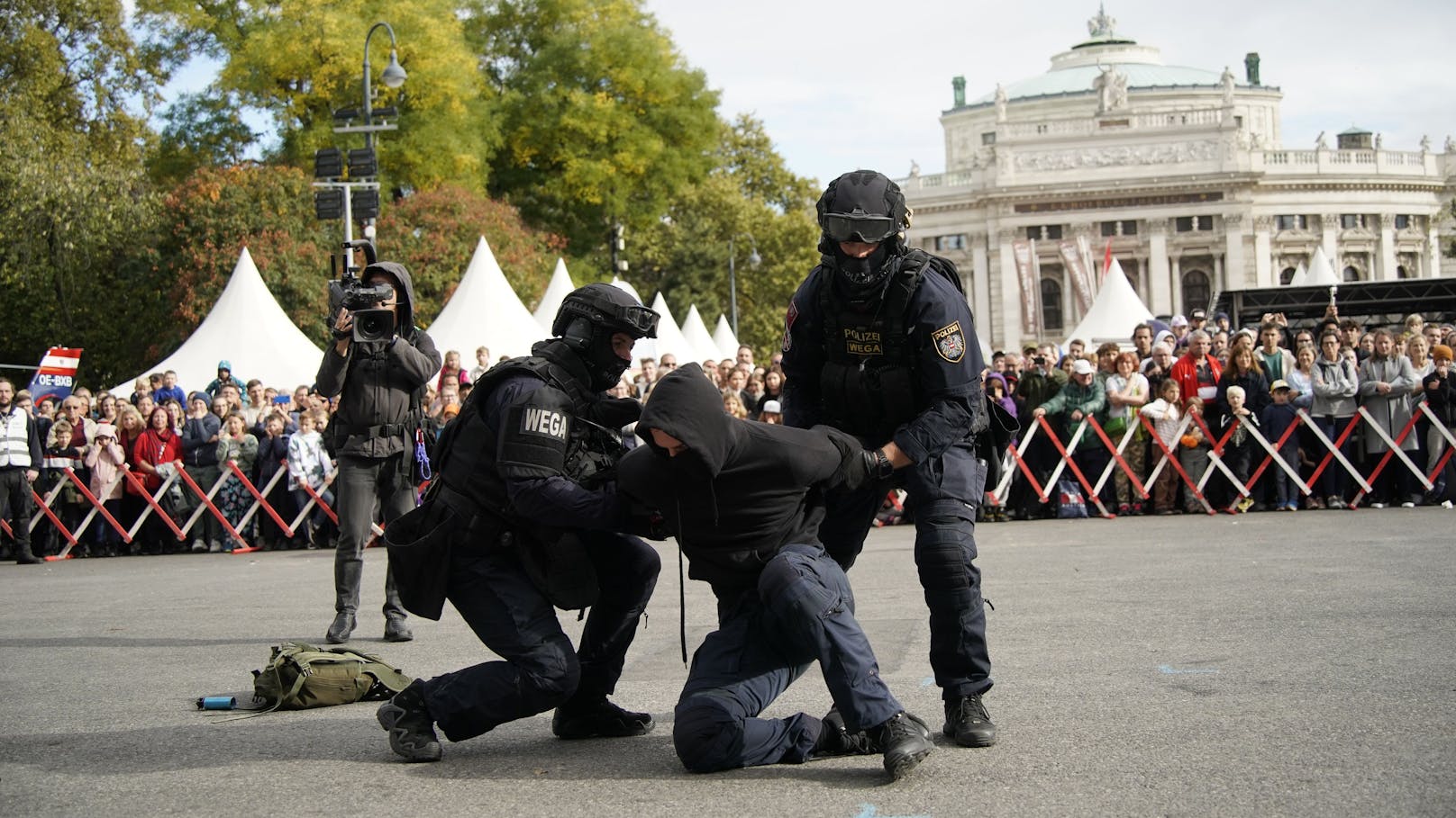 Die Helfer Wiens präsentieren sich am 26. Oktober gemeinsam mit den Wiener Hilfs- und Einsatzorganisationen. Auch WEGA und Polizeidiensthunde zeigten, was sie können. 