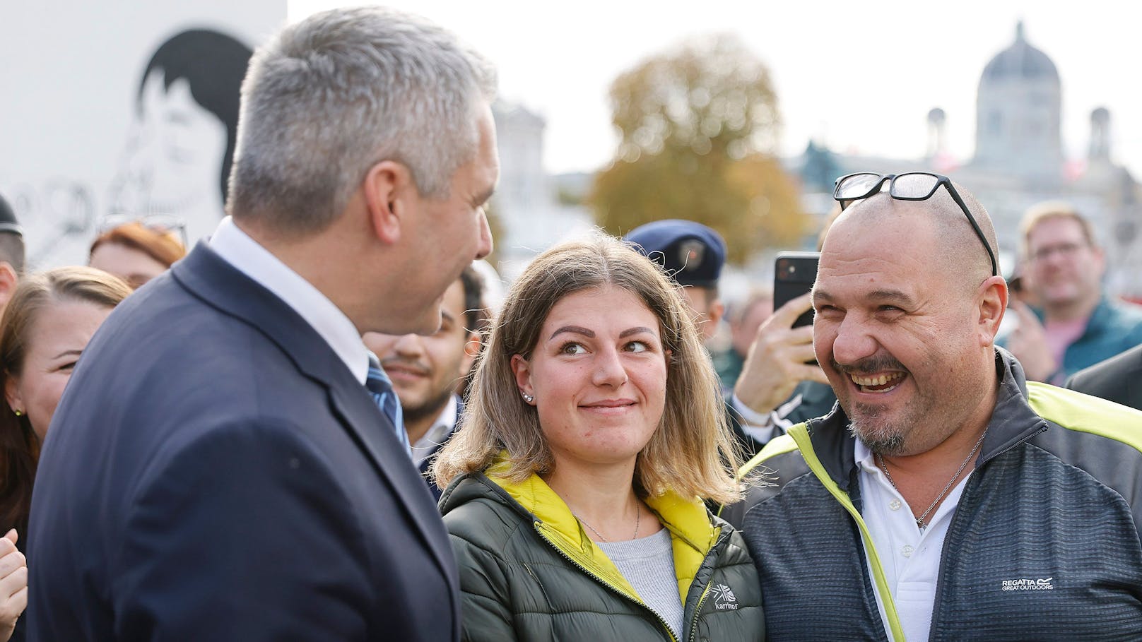 Karl Nehammer im Gespräch mit Besuchern am Heldenplatz.