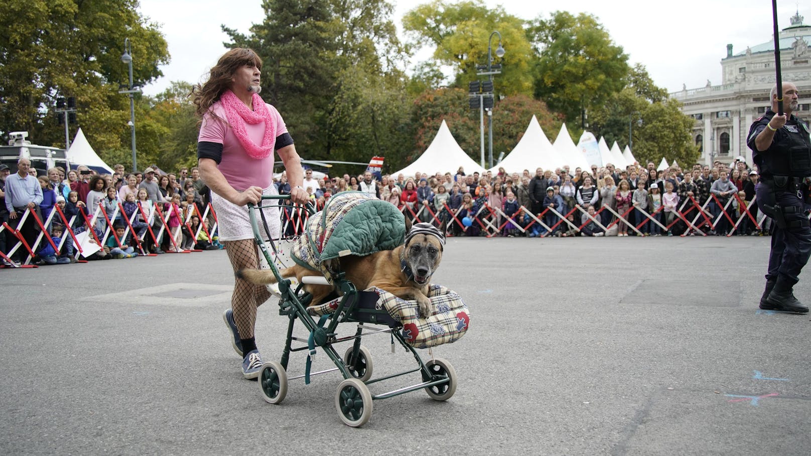 Die Helfer Wiens präsentieren sich am 26. Oktober gemeinsam mit den Wiener Hilfs- und Einsatzorganisationen. Auch WEGA und Polizeidiensthunde zeigten, was sie können. 