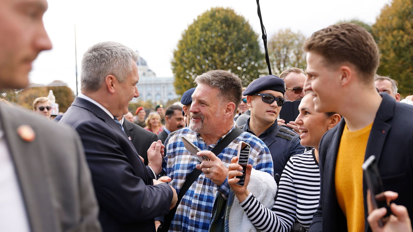 Der Kanzler begegnete im Anschluss an seine Rede interessierte Bürger.