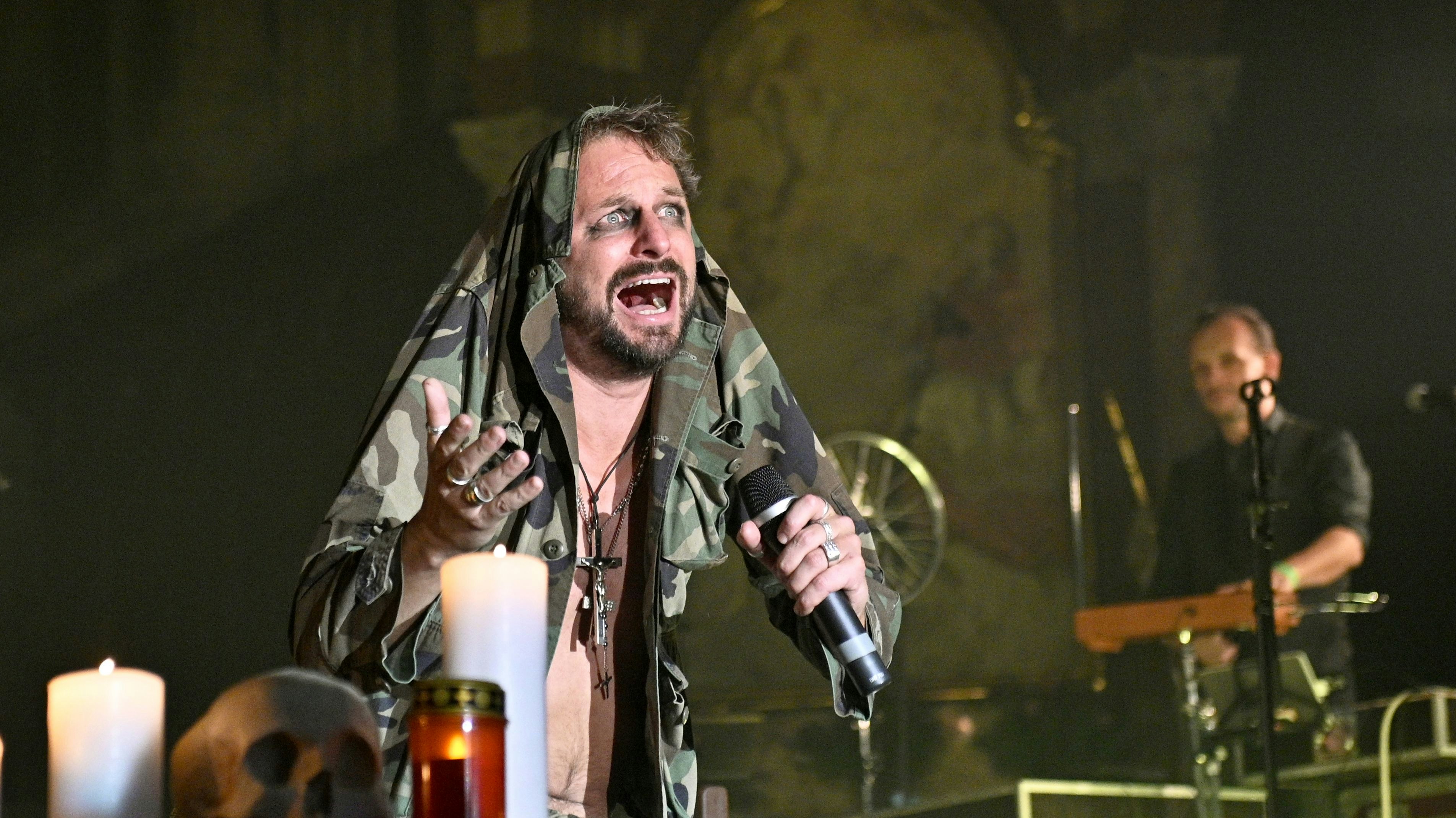 Schauspieler Philipp Hochmair ist mit dem "Jedermann"-Stoff bestens vertraut. 2018 musste er für Tobias  Moretti einspringen. Das Bild zeigt ihm bei einer Aufführung von "Jedermann (reloaded)" in Wien.