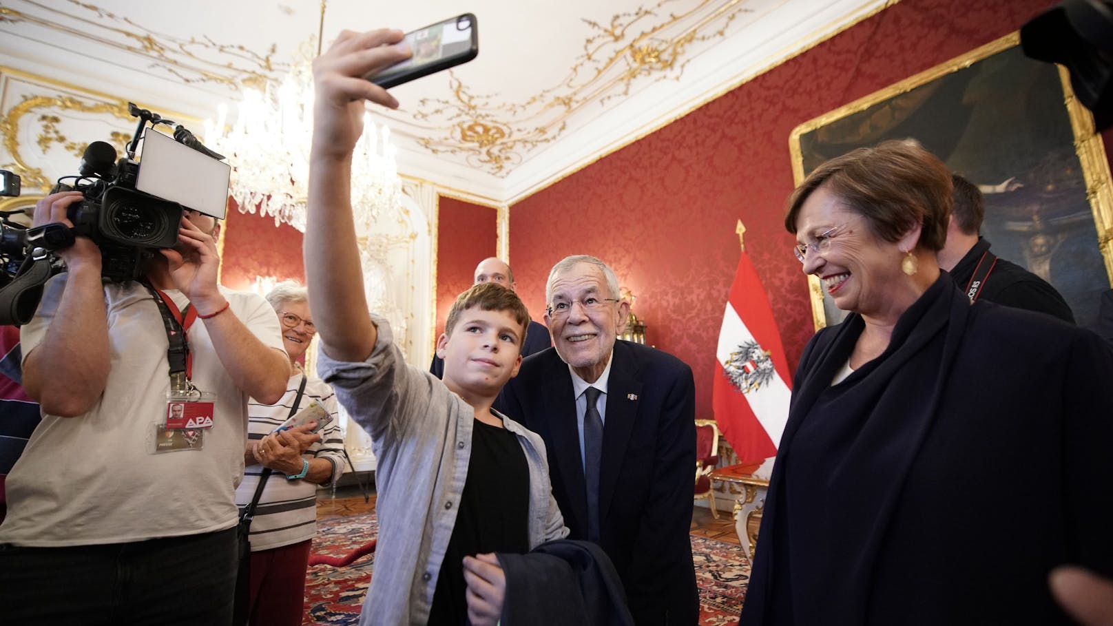 Bundespräsident Van der Bellen lud zum Tag der offenen Tür – inklusive Selfies.