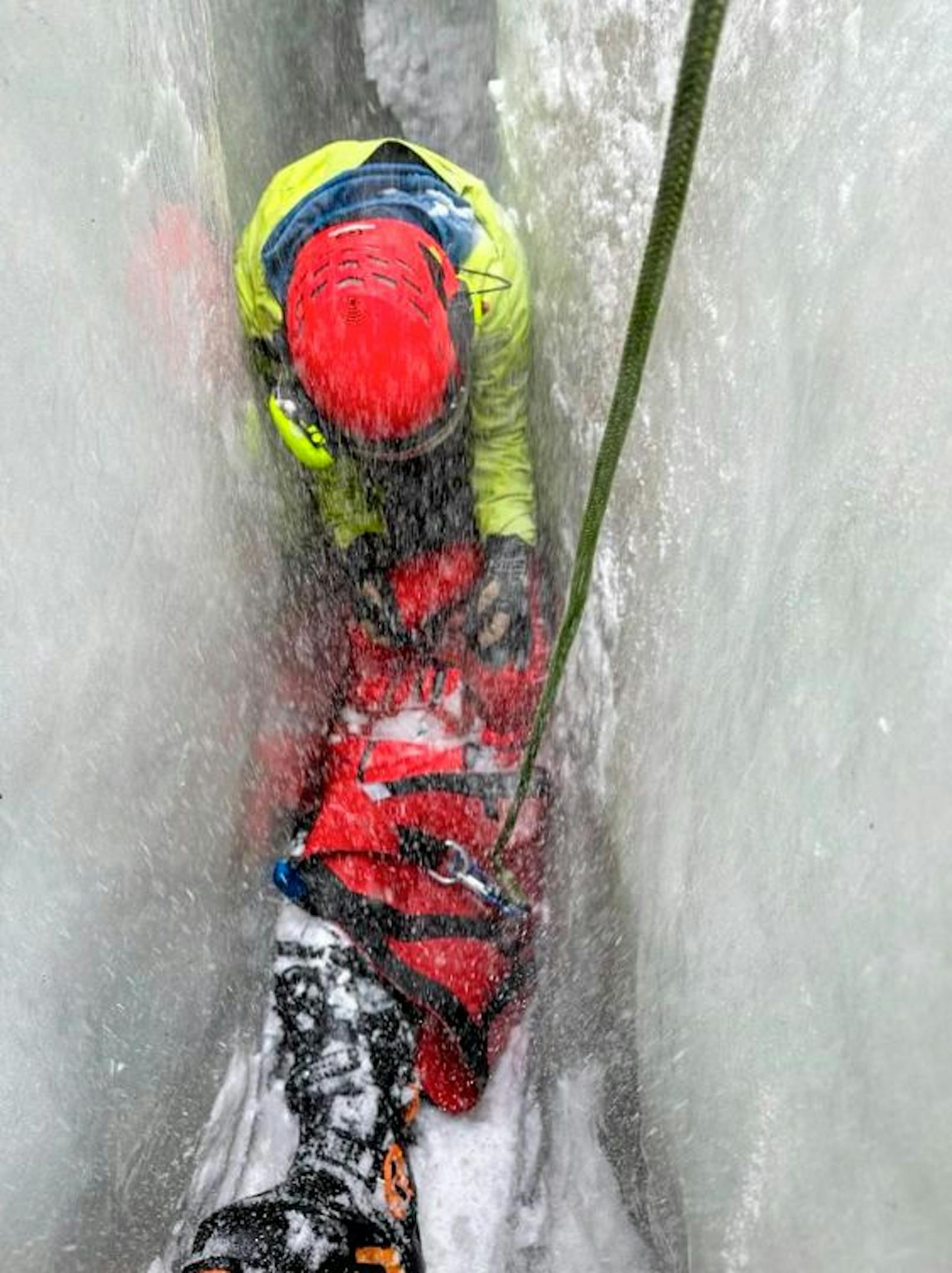 Knifflige Rettung eines Ski-Fahrers in Saas-Fee. 