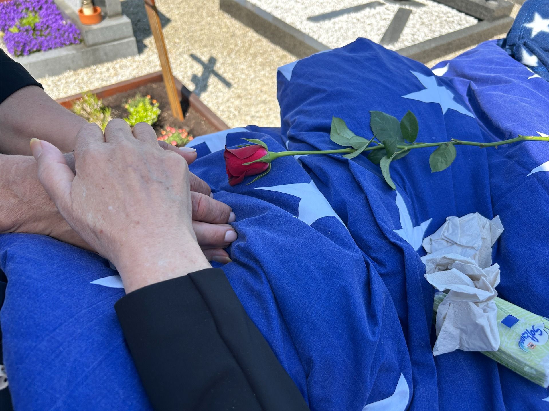 Die schwer angeschlagene Frau am Grab ihres geliebten Verwandten.