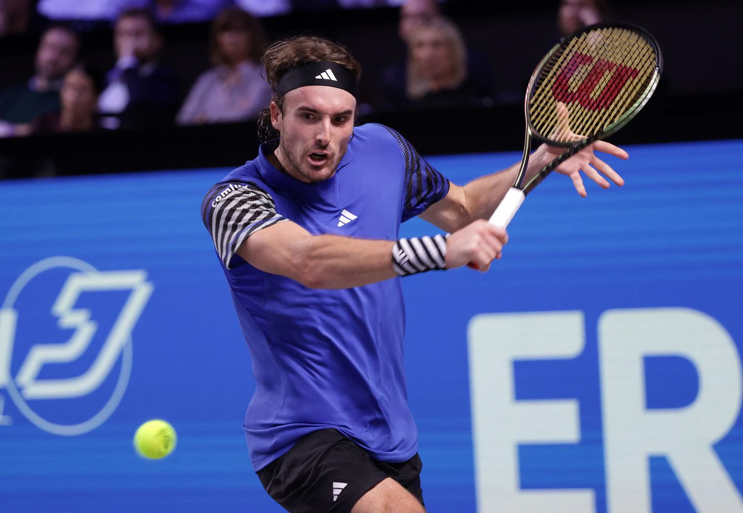 Stefanos Tsitsipas musste sich für den Viertelfinal-Einzug in Wien strecken.