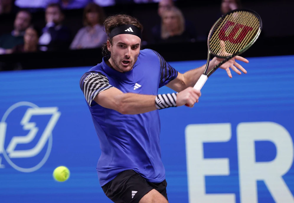 Stefanos Tsitsipas musste sich für den Viertelfinal-Einzug in Wien strecken.