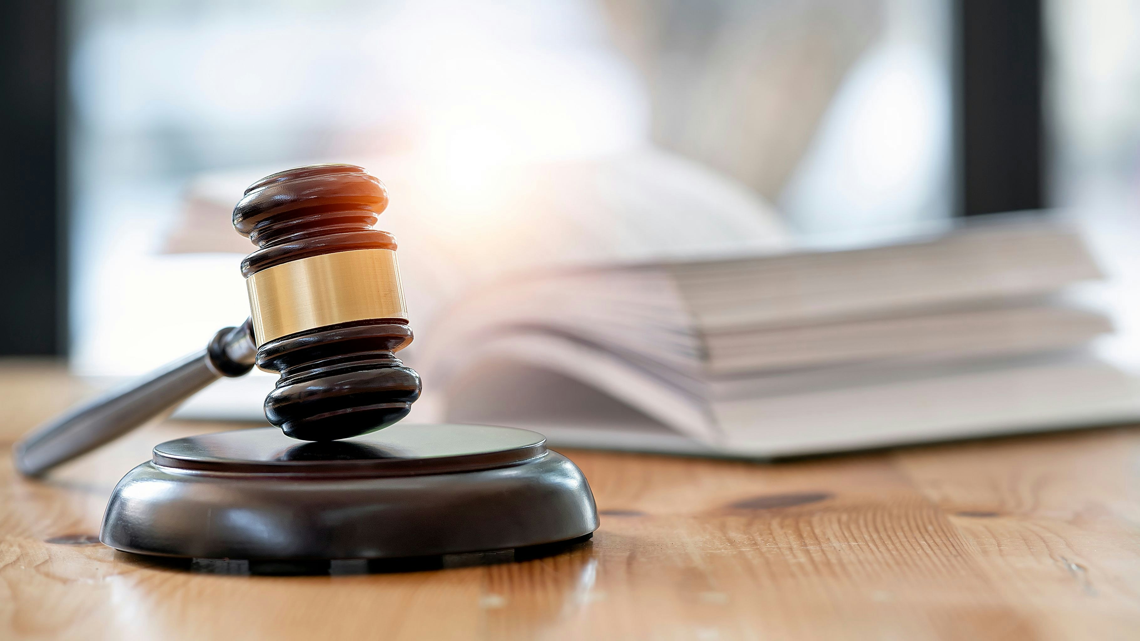 Das Gericht entschied nun, dass die beiden erwachsenen Männer ausziehen müssen. Symbolbild. 