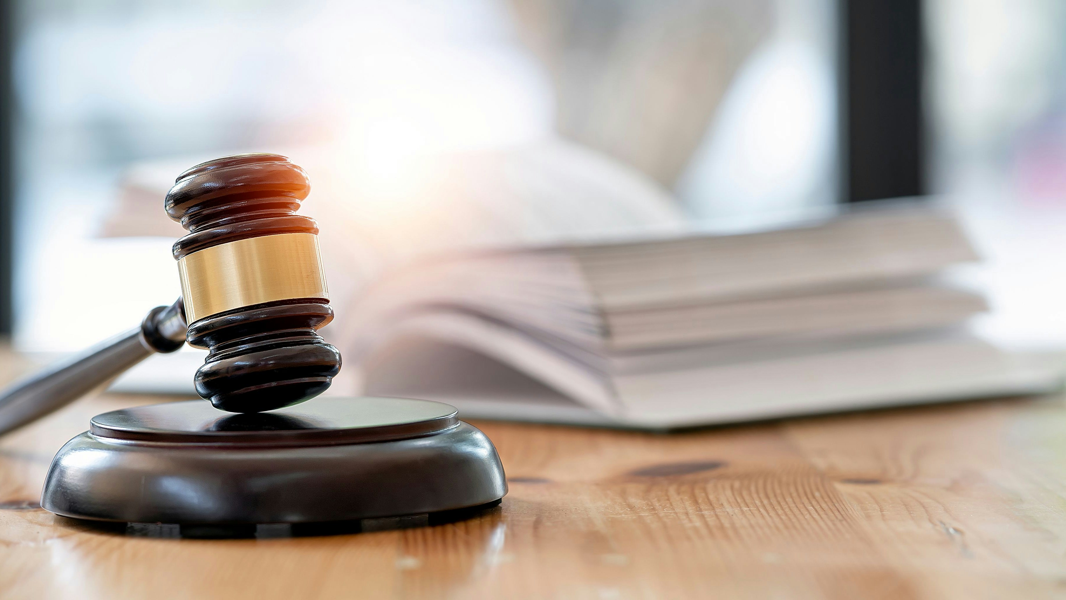 Das Gericht entschied nun, dass die beiden erwachsenen Männer ausziehen müssen. Symbolbild. 