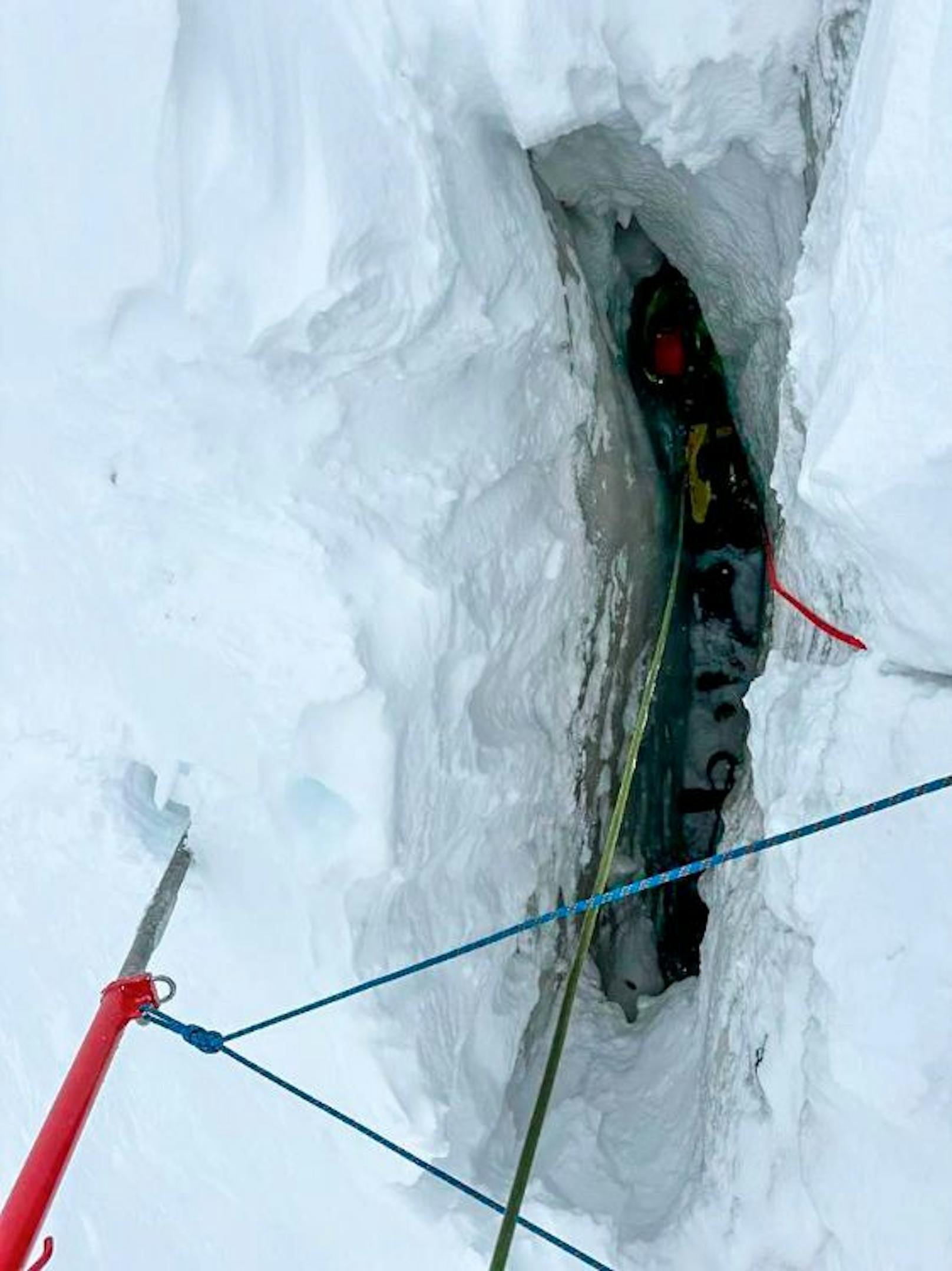 Ein Skifahrer war in eine enge Gletscherspalte gestürzt und dann darin festgefroren.