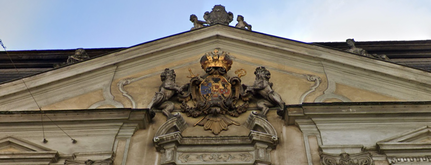 Schwert löste sich über diesem Eingangsbereich in Wien-Josefstadt.
