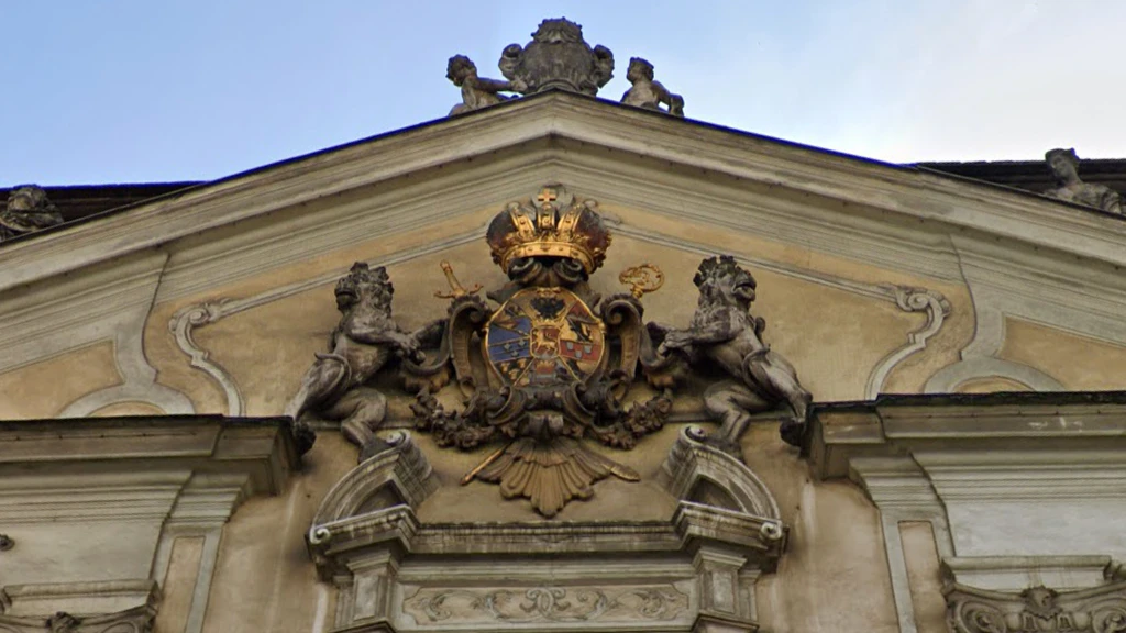 Schwert löste sich über diesem Eingangsbereich in Wien-Josefstadt.