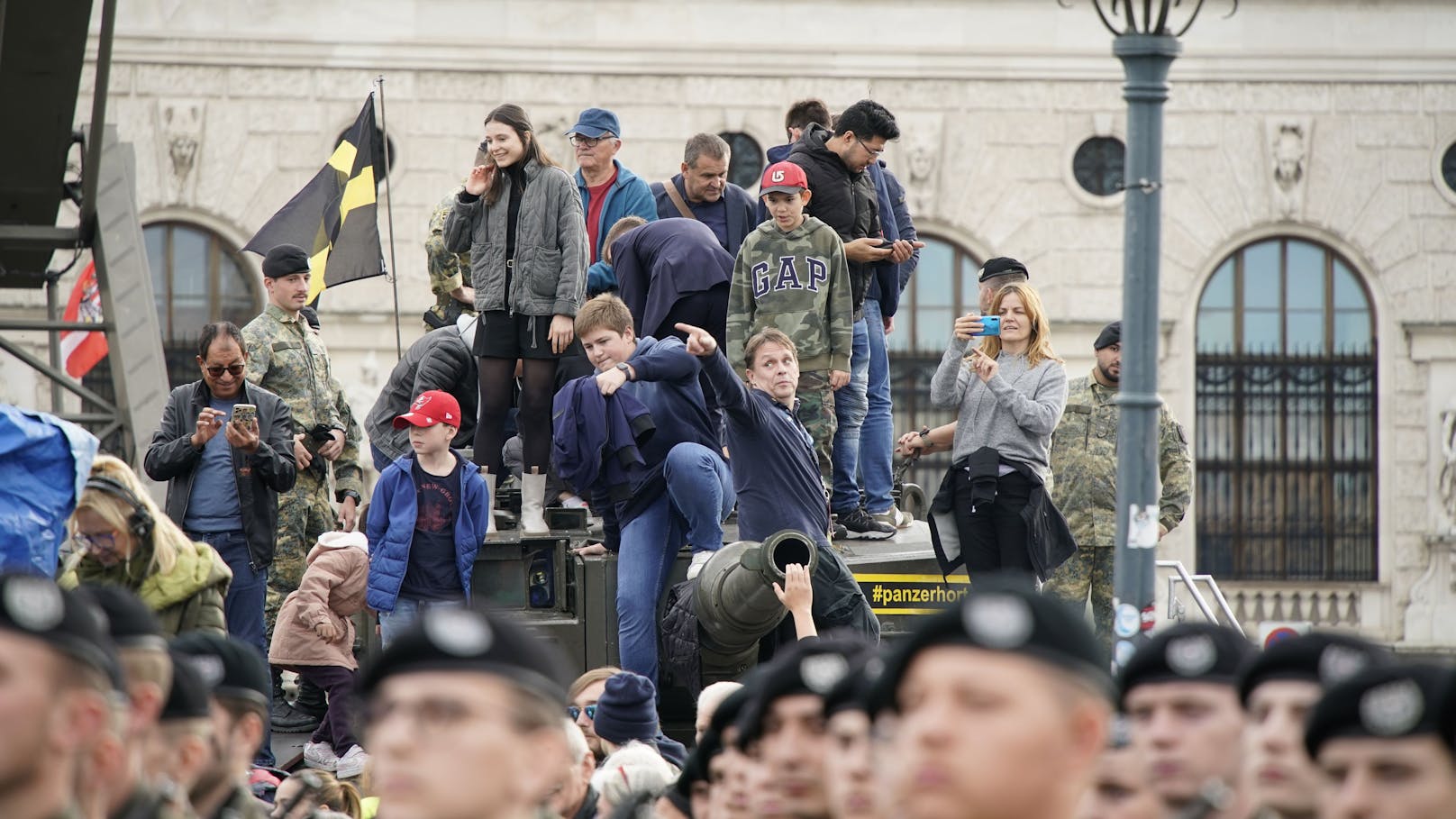 Für einen besseren Überblick kletterten einige Besucher auf einen Panzer.