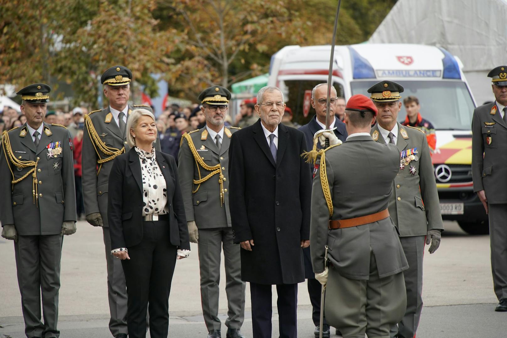 Nationalfeiertag 2023: Bundespräsident Alexander Van der Bellen und Bundesministerin am Weg zur Kranzniederlegung