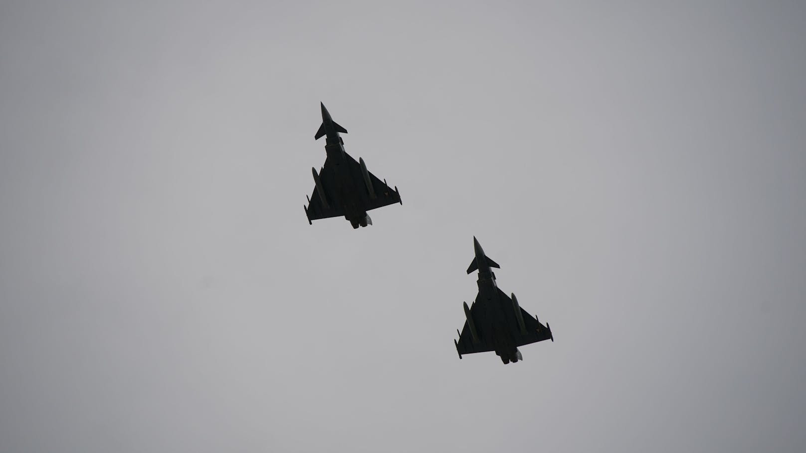 Die Eurofighter überflogen den Heldenplatz.