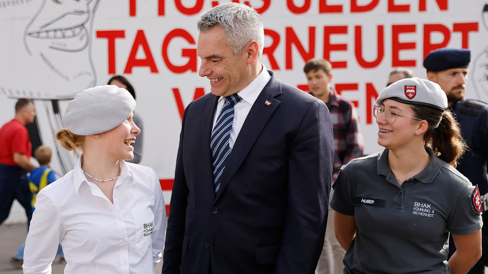 Im Anschluss an seine Rede hat der Kanzler am Heldenplatz noch eine Vielzahl an Fotos und Selfies gemacht.