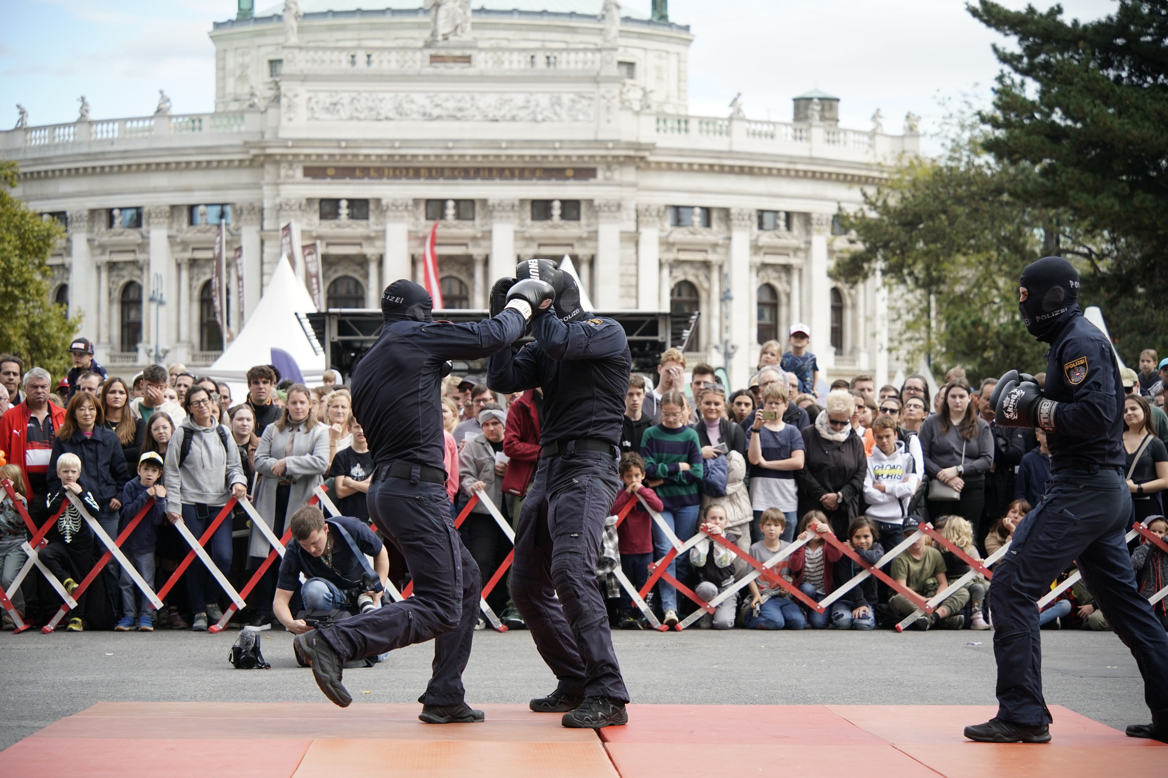 Die Helfer Wiens präsentieren sich am 26. Oktober gemeinsam mit den Wiener Hilfs- und Einsatzorganisationen. Auch WEGA und Polizeidiensthunde zeigten, was sie können. 