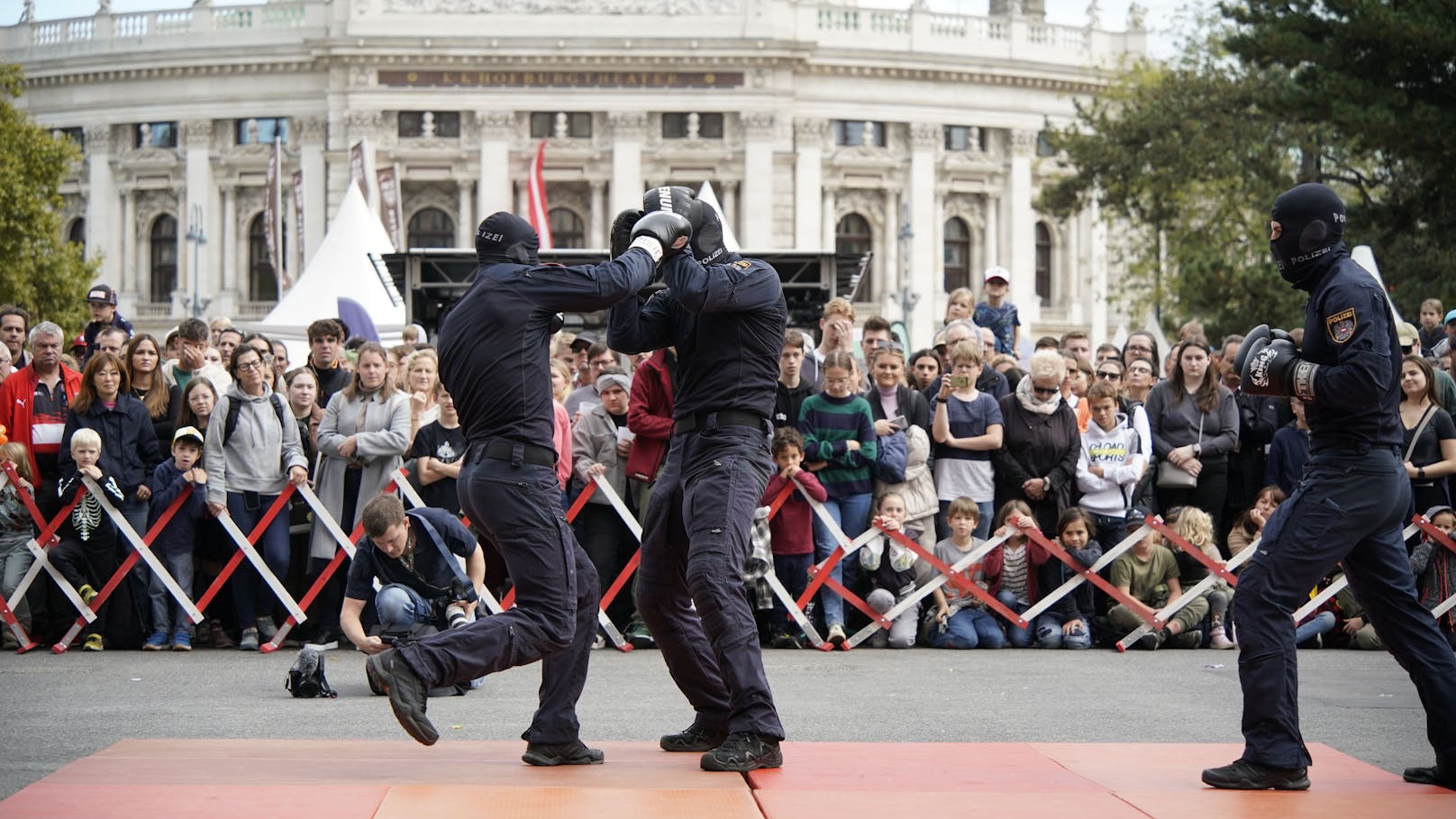 Die Helfer Wiens präsentieren sich am 26. Oktober gemeinsam mit den Wiener Hilfs- und Einsatzorganisationen. Auch WEGA und Polizeidiensthunde zeigten, was sie können. 