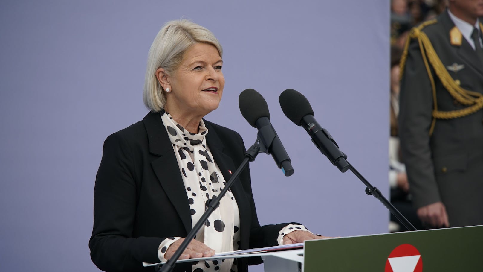 Verteidigungsministerin Klaudia Tanner beim Nationalfeiertag am 26. Oktober 2023.