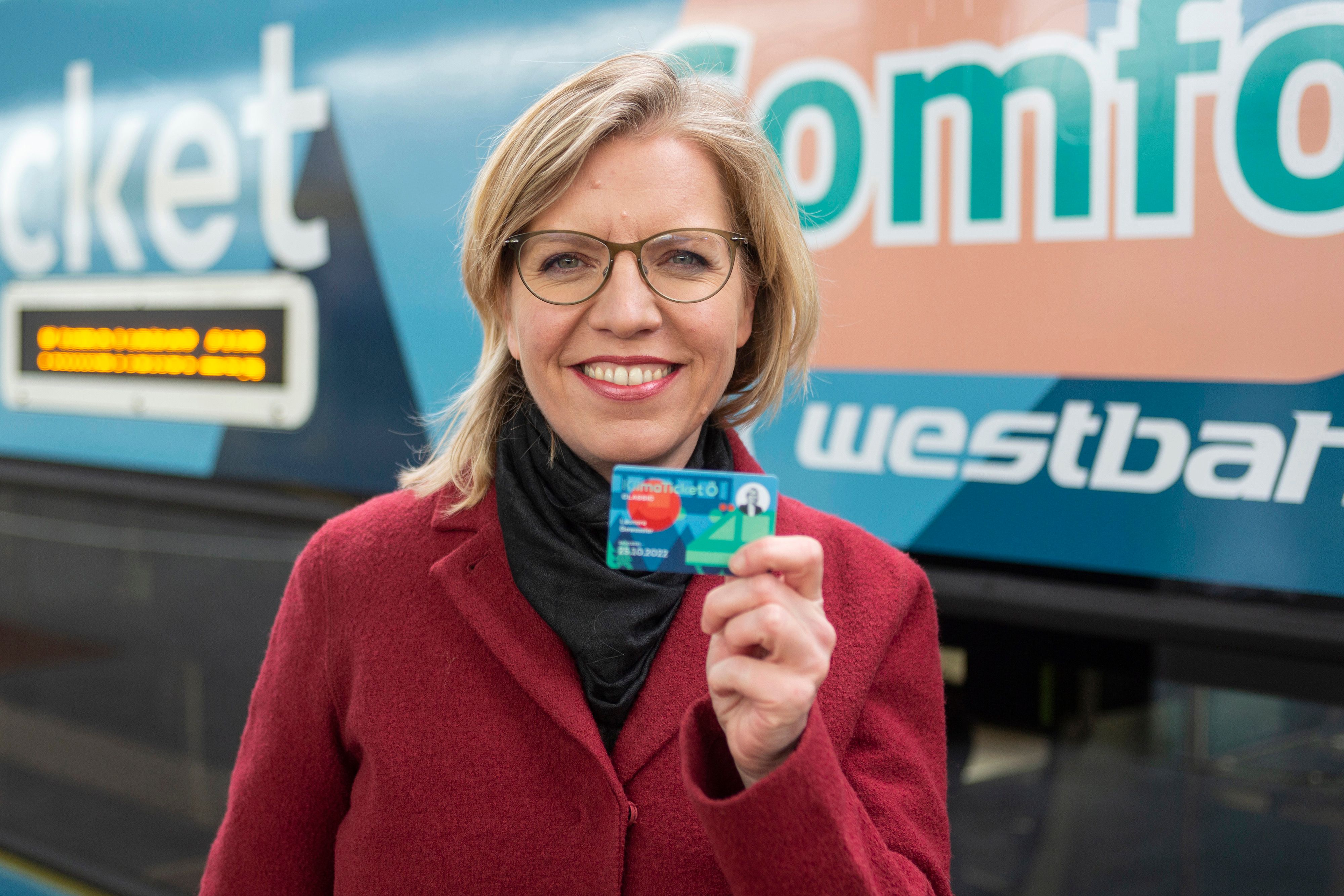 Klimaschutzministerin Leonore Gewessler freut sich auch nach zwei Jahren über jedes verkauftes Klimaticket. 