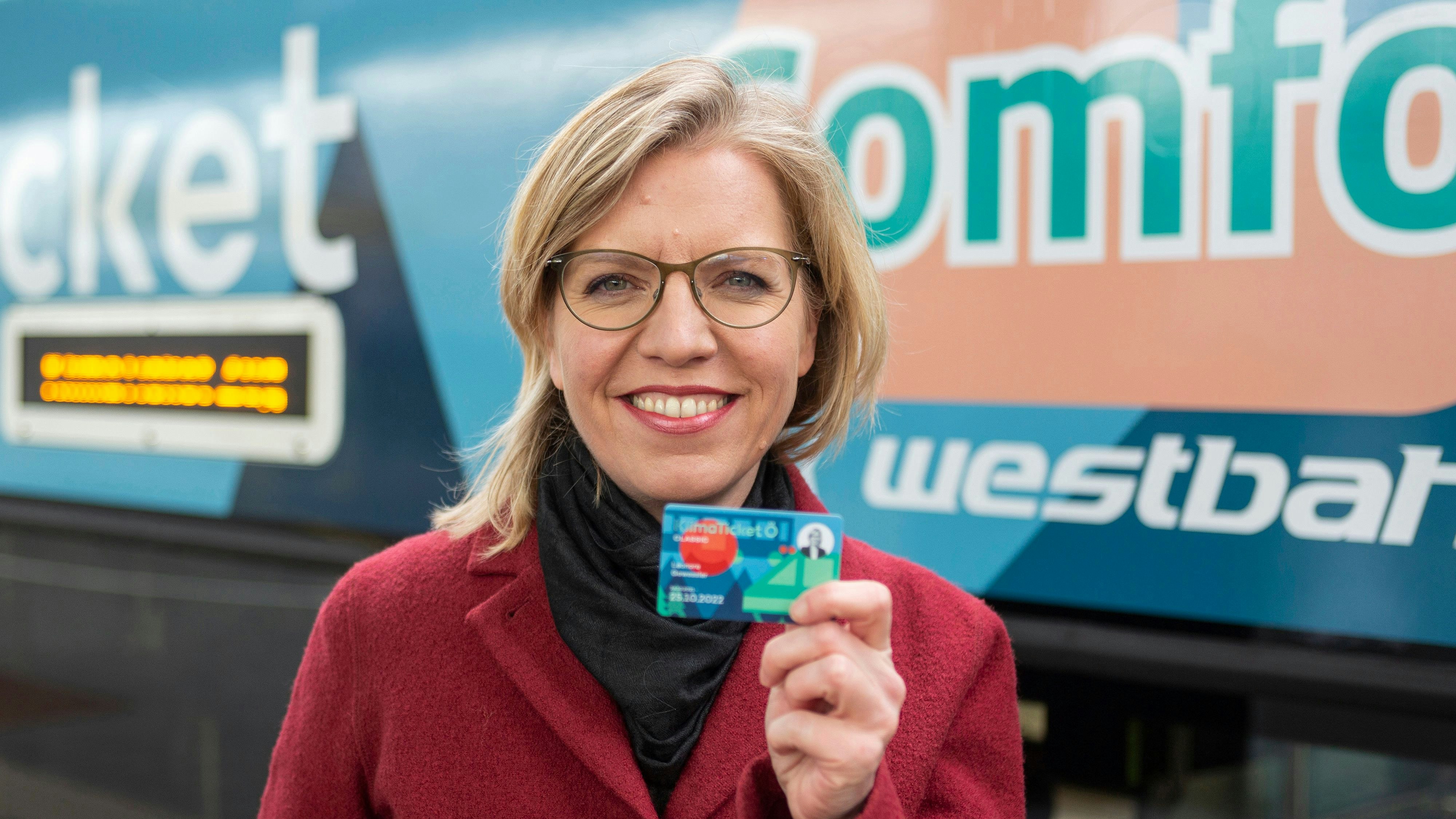 Klimaschutzministerin Leonore Gewessler freut sich auch nach zwei Jahren über jedes verkauftes Klimaticket. 