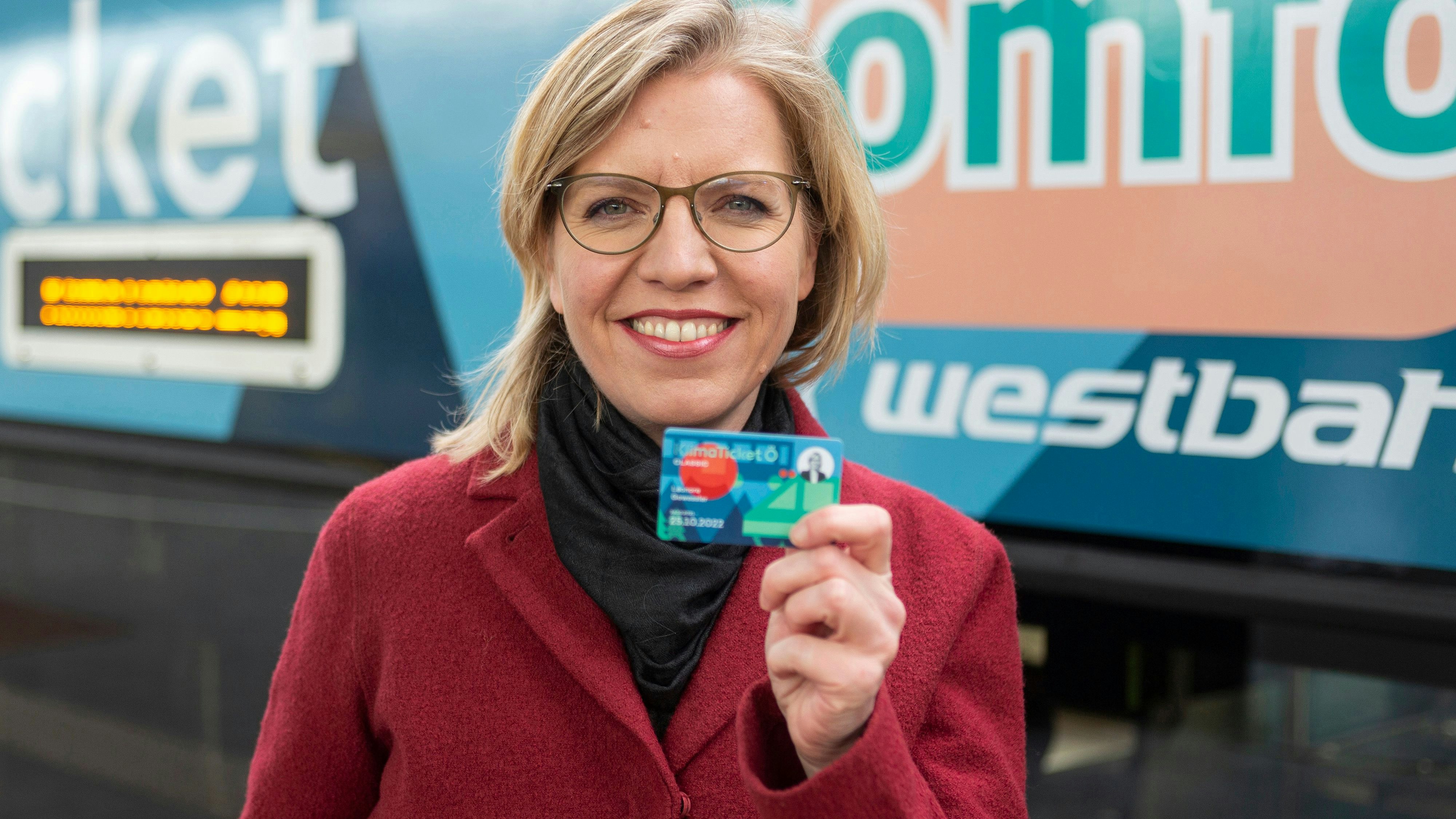 Klimaschutzministerin Leonore Gewessler freut sich auch nach zwei Jahren über jedes verkauftes Klimaticket. 