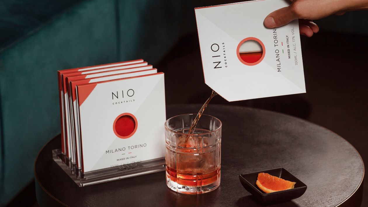 Für die gepflegte Hausbar zu hause, braucht man jetzt nicht mehr ein Sammelsurium an Flaschen - NIO Cocktails hat die Drinks bereits einzeln vorportioniert und liefert sie in stylishen Päckchen.