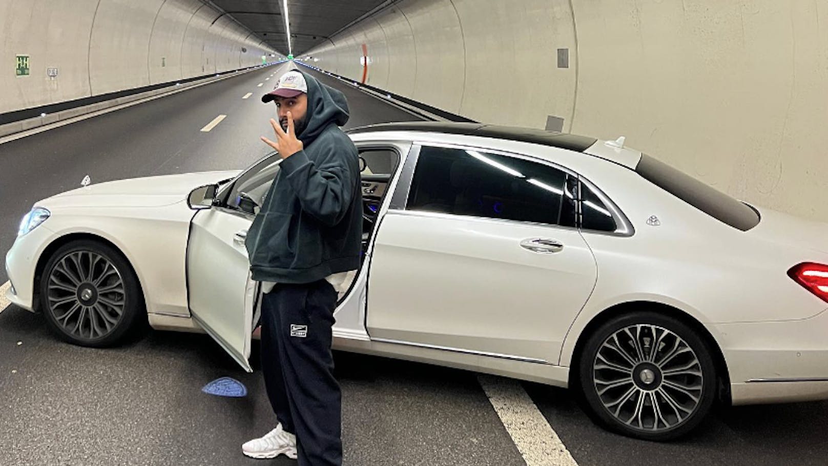 Rapper hält mitten in Tunnel, um für Fotos zu posieren